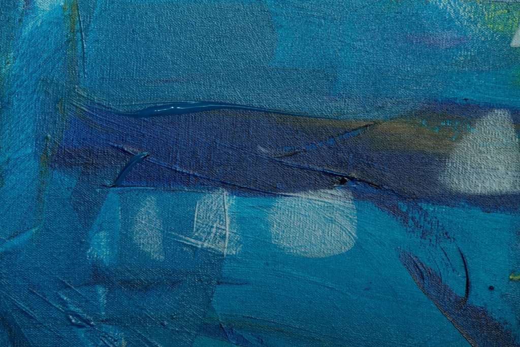 Nahaufnahme eines blauen abstrakten Gemäldes mit lebendigen Texturen und Acrylfarben.