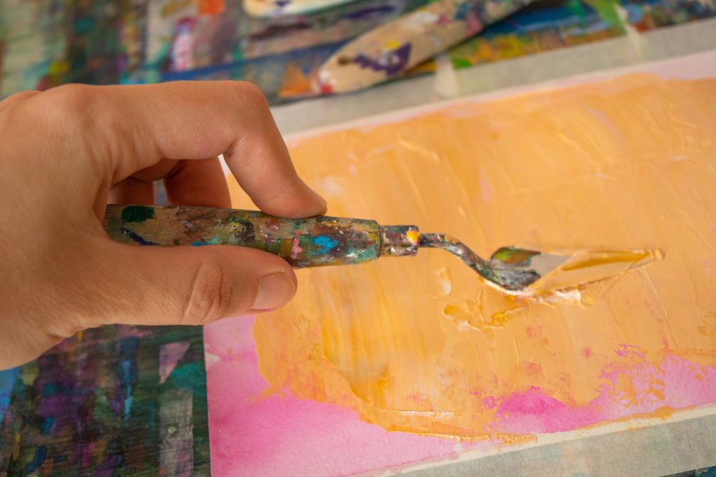 eine Person, die einen Pinsel in der Hand hält